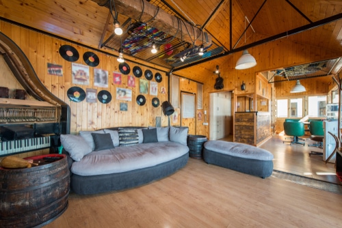 Do Themed Airbnbs Make More Money?